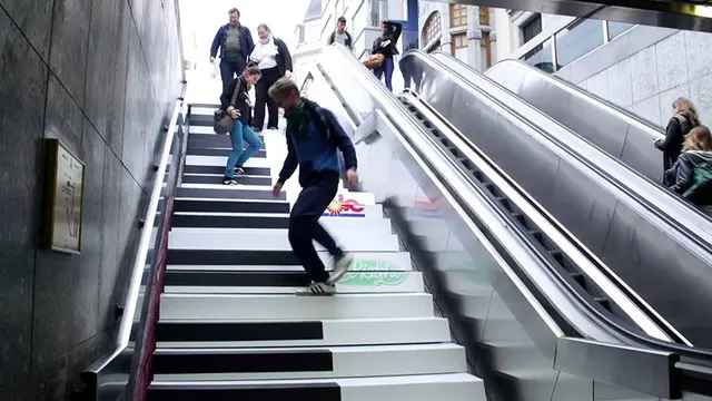 Sebuah inovasi mengubah anak tangga di stasiun menjadi tuts piano. Hasilnya sebuah tangga piano menjadi lebih diminati dibandingkan dengan eskalator.