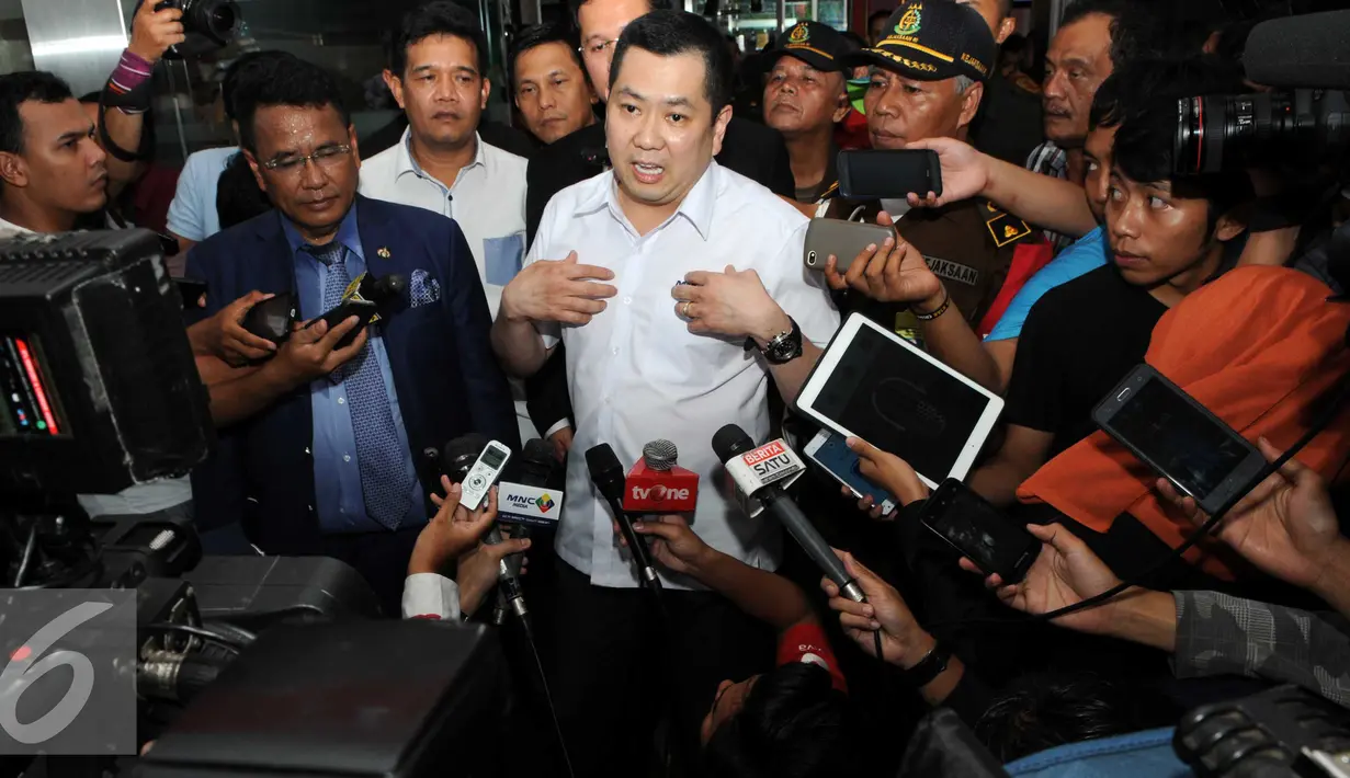 Bos MNC Group, Hary Tanoesoedibjo memberikan keterangan kepada awak media di Gedung Bundar Kejaksaan Agung, Jakarta (17/3). Hary Tanoesoedibjo diperiksa sebagai saksi kasus dugaan korupsi retribusi pajak PT Mobile8 Telecom. (Liputan6.com/Helmi Afandi)