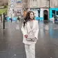 Mengunjungi Old Town, Edinburgh, istri Muhammad Khairi itu tampil slay dengan tweed blazer dan straight pants serba warna putih gading. Untuk inner, Kiky memilih turtleneck top warna mocca yang senada dengan siing bag-nya. [@kikysaputrii]