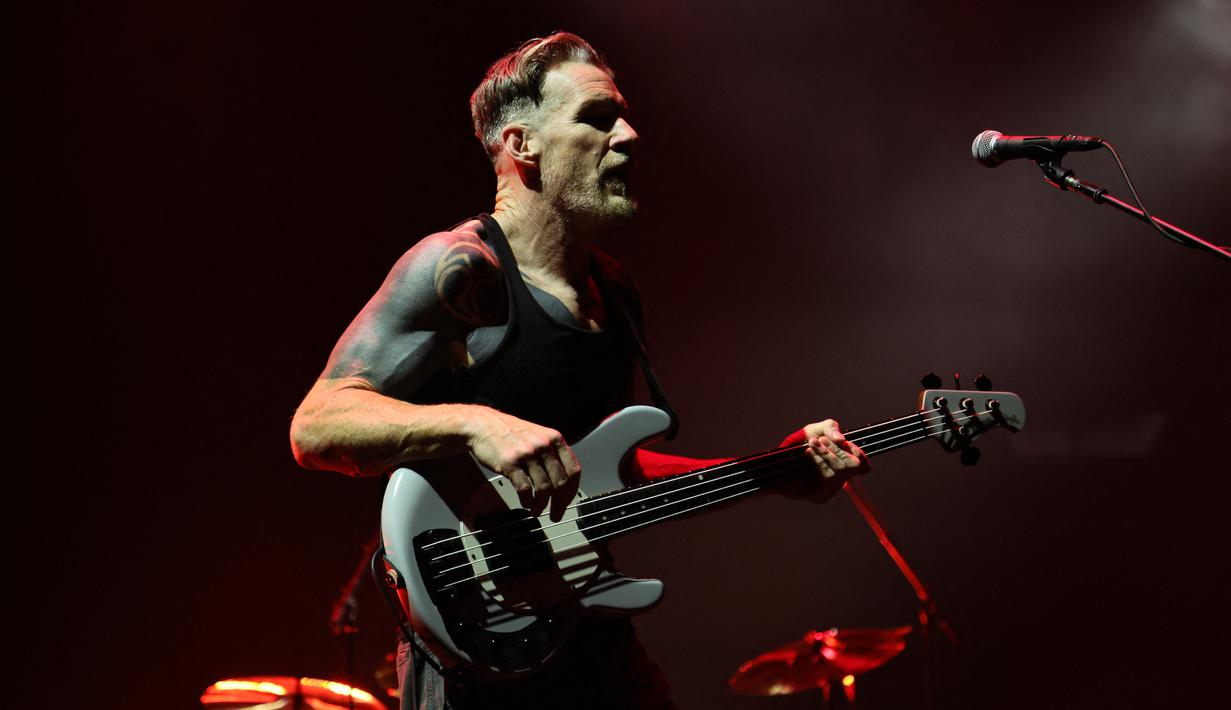 Basis Rage Against the Machine, Tim Commerford saat tampil di Madison Square Garden di New York City (8/8/2022). Setelah menundanya beberapa kali karena pandemi, Rage Against the Machine akhirnya memulai tur pertama mereka dalam 11 tahun bulan lalu. (Theo Wargo/Getty Images/AFP)