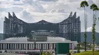 Pemerintah memutuskan menggelar upacara peringatan Hari Kemerdekaan ke-80 Republik Indonesia pada 17 Agustus 2025 di Jakarta bukan di Ibu Kota Nusantara (IKN), Sepaku, Penajam Paser Utara, Kalimantan Timur. Tampak dalam foto, pemandangan umum yang menunjukkan Istana Kepresidenan di Ibu Kota Nusantara, di Sepaku, Penajam Paser Utara, Kalimantan Timur, pada 17 Agustus 2024, selama perayaan yang menandai Hari Kemerdekaan Indonesia ke-79. (BAY ISMOYO/AFP)