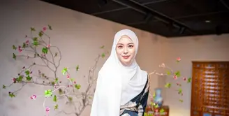 Model pashmina seperti Ayana Moon ini memberi kesan elegan pada tampilan. Cocok untuk lebaran! [Foto: IG/xolovelyayana].