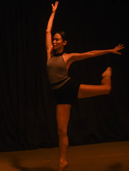 Seorang anggota Ballet Sumber Cipta saat latihan jelang pertunjukan balet virtual To Live To Love To Dance, Jakarta, Minggu (25/7/2020). Di tengah pandemi COVID-19, Ballet Sumber Cipta akan tampil dalam pertunjukan balet virtual pertama mereka pada 26 Juli 2020. (Xinhua/Agung Kuncahya B.)