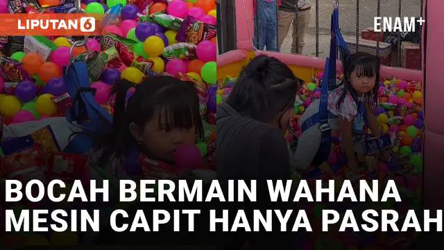 Aksi lucu seorang bocah perempuan bermain wahana mesin capit menarik perhatian