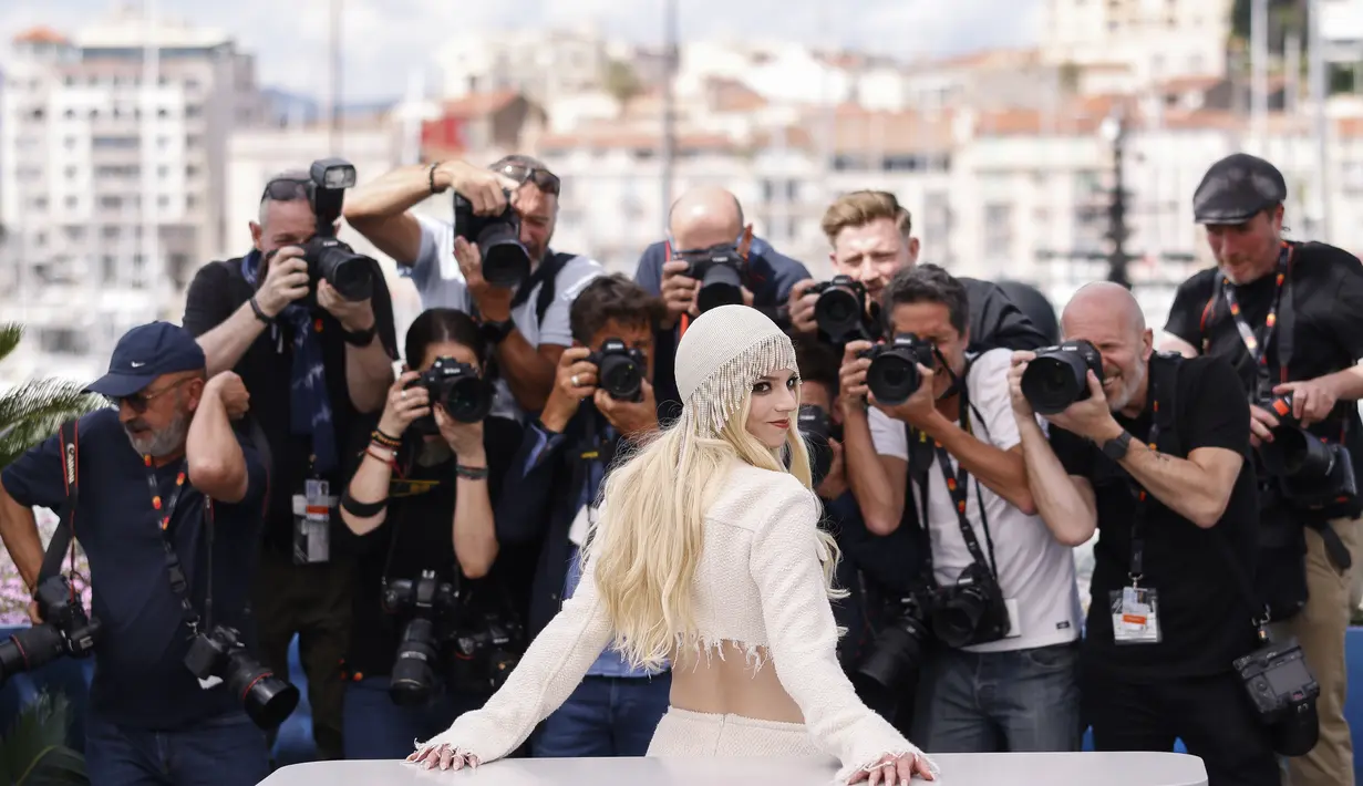 Anya Taylor-Joy berpose untuk fotografer pada sesi pemotretan film 'Furiosa: A Mad Max Saga' di Festival FIlm Cannes ke-77, Prancis selatan, Kamis (16/5/2024). (Photo by Vianney Le Caer/Invision/AP)
