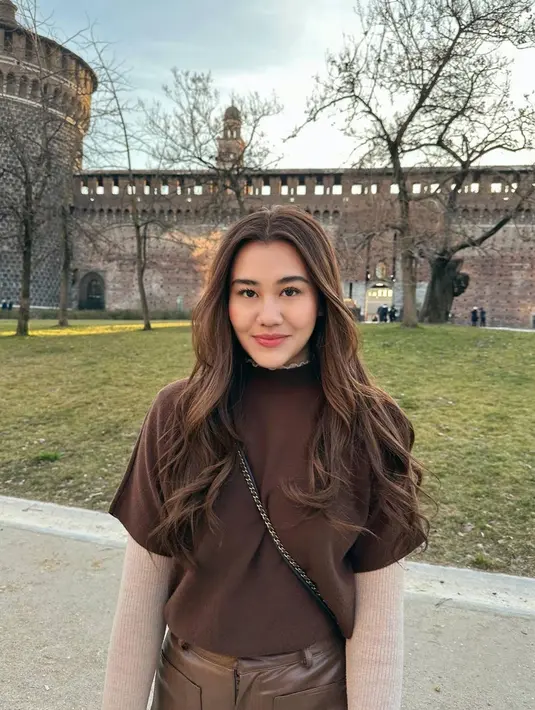 Berada di Milan, saat ini masih musim dingin. Namun Aaliyah tidak memakai jaket tebal melainkan hanya mengenakan lengan panjang yang hangat. Selain Aaliyah ada pula Lesty Kejora yang saat ini berada di Milan. (Liputan6.com/IG/@aaliyah.massaid)