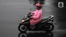 Pengendara sepeda motor melintas saat hujan mengguyur Jakarta, Senin (26/10/2020). BPBD DKI Jakarta mengeluarkan peringatan dini cuaca berupa potensi terjadinya hujan lebat disertai petir dan angin kencang dampak dari siklon tropis Molave hingga 27 Oktober 2020. (merdeka.com/Iqbal S. Nugroho)