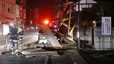 Sebuah bangunan runtuh akibat gempa bumi di Koorimachi, prefektur Fukushima, timur laut Jepang, Minggu (14/2/2021).  Gempa bumi berkekuatan 7,1 magnitudo mengguncang prefektur Fukushima, Jepang, pada Sabtu (13/2/2021) malam. (Jun HIrata/Kyodo News via AP)