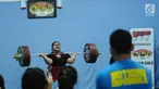 Lifter putri Nurul Akmal melakukan angkatan saat tes prestasi pelatnas angkat besi Asian Games 2018 di Mako Lanmar Jakarta, Selasa (6/3). Tes prestasi ini untuk mengukur kemajuan atlet jelang laga di Asian Games 2018. (Liputan6.com/Helmi Fithriansyah)
