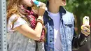 Begini wajah Selena Gomez dan Justin Bieber ketika makan es krim sembari nge-date! (FAMEFLYNET PICTURES/UsMagazine)