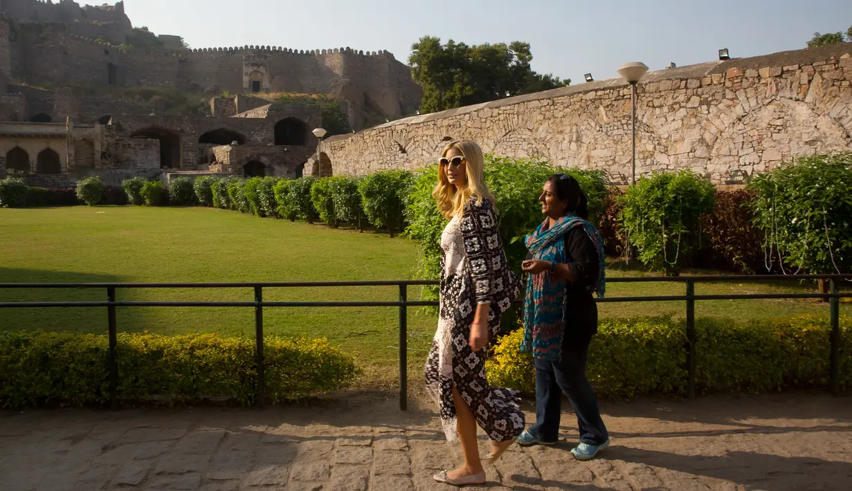 Putri sulung Presiden AS Donald Trump, Ivanka Trump mengelilingi benteng Golconda saat mengunjungi Hyderabad di India, Rabu (29/11). Gaun desainer Indonesia Biyan Wanaatmadja itu memiliki dua motif berbeda di sisi depan dan belakangnya (AP/Manish Swarup)