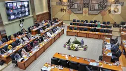 Suasana saat Menteri Kesehatan Budi Gunadi Sadikin rapat kerja dengan Komisi IX DPR di Kompleks Parlemen, Senayan, Jakarta, Selasa (22/11/2022). Rapat tersebut membahas penjelasan tentang implementasi piloting Kelas Rawat Inap Standar (KRIS) dan pembahasan perkembangan kebijakan Kebutuhan Dasar Kesehatan (KDK), khususnya perubahan tarif layanan kesehatan pada Fasilitas Kesehatan Tingkat Pertama (FKTP) dan Fasilitas Kesehatan Rujukan Tingkat Lanjutan (FKRTL). (Liputan6.com/Angga Yuniar)