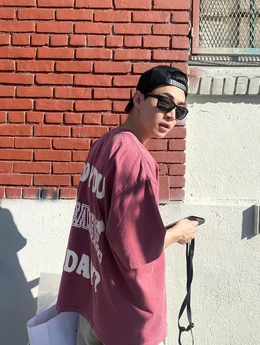 Henry Lau tambah makin cool saat kenakan kacamata hitam andalannya, bikin kamu susah kedip! (FOTO: instagram.com/henryl89/)