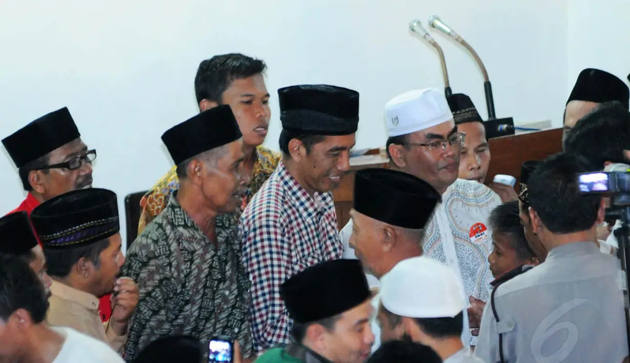 Seusai salat, Jokowi langsung dikerubungi para santri dan warga sekitar Masjid An-Naajah, Cilegon, Selasa (1/7/14). (Liputan6.com/Andrian M Tunay)