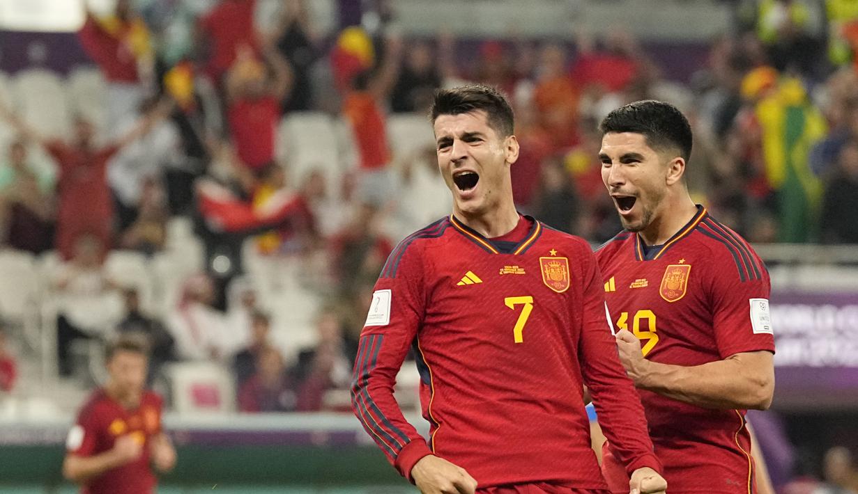 Penyerang Spanyol, Alvaro Morata berselebrasi dengan rekan setimnya setelah mencetak gol ke gawang Kosta Rika pada pertandingan grup E Piala Dunia 2022 Qatar di Stadion Al Thumama di Doha, Qatar, Rabu (23/11/2022). Spanyol menang atas Kosta Rika dengan skor 7-0. (AP Photo/Pavel Golovkin)