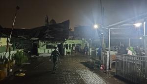 Puluhan rumah di kawasan Asrama III Kesdam XIV Hasanuddin di Jalan Opu Daeng Risaju, Kecamatan Mamajang dilaporkan porak-poranda, diterpa angin kencang. (Liputan6.com/ Fauzan)