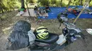 Pemudik sepeda motor beristirahat di warung pinggir jalan Jalur Puntura, Jawa Barat, Minggu (2/6/2019). Warung pinggir jalan dan masjid jadi lokasi favorit pemudik sepeda motor melepas lelah saat melintasi Jalur Pantura (Liputan6.com/Herman Zakharia)