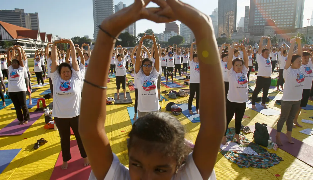 Peserta mengikuti latihan yoga di Lapangan Independen di Kuala Lumpur, Malaysia (2/7). Acara ini dimeriahakan oleh 3.000 orang peserta. (AP Photo / Daniel Chan)