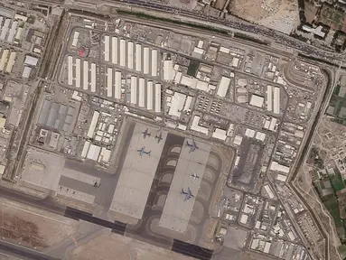 Foto satelit menunjukkan sisi militer Bandara Internasional Kabul, yang dikenal sebagai Bandara Internasional Hamid Karzai, Selasa (17/8/2021).  Pentagon mengatakan komandan AS sedang berkomunikasi dengan Taliban saat ingin mengevakuasi ribuan orang melalui bandara. (Planet Labs Inc. via AP)