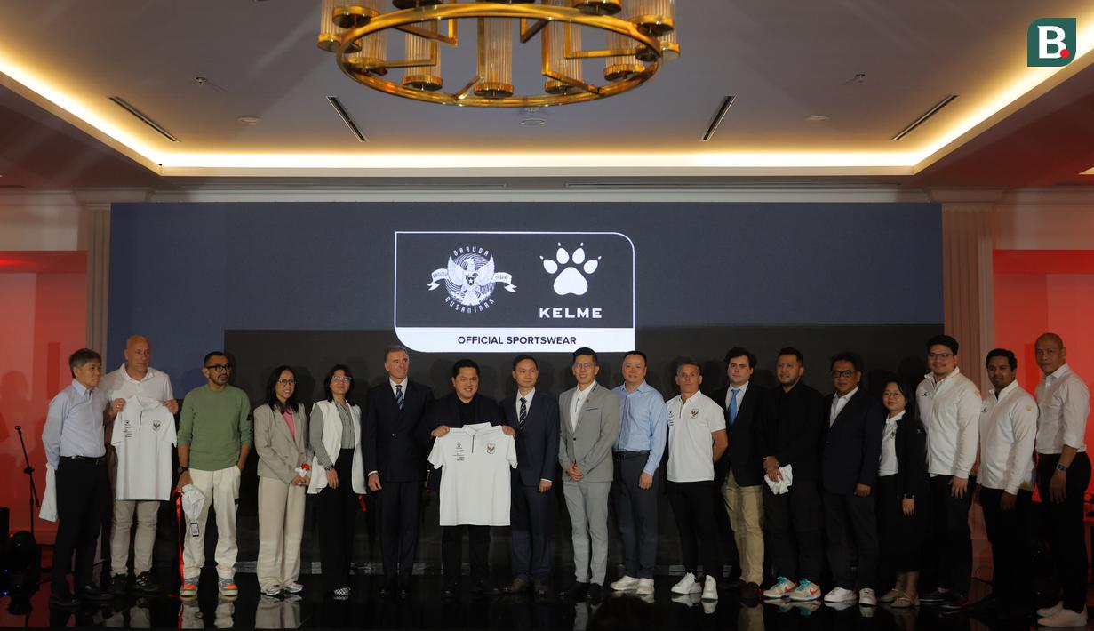 Sejumlah jajaran PSSI dan Kelme berfoto bersama setelah acara perkenalan kerja sama yang berlangsung di Hotel Tribrata, Jakarta, Jumat (23/01/2026). (Bola.com/Bagaskara Lazuardi)