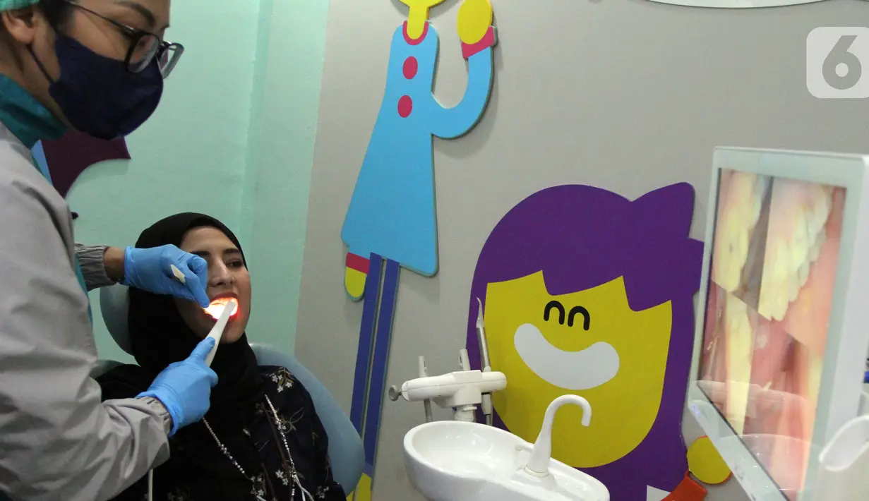 Pasien memeriksa gigi dan mulut pada program kampanye “Jangan Tunggu Sampai Sakit Gigi, #KonsultasiGigiSekarang” di Jakarta, Rabu (08/06/2022). Program yang berjalan sejak April hingga awal Juni telah memberikan konsultasi kepada lebih dari 6.000 pasien dengan melibatkan 3.431 dokter gigi dari 112 PDGI cabang. (Liputan6.com/Fery Pradolo)