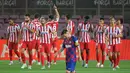 Pemain Atletico Madrid merayakan gol yang dicetak ke gawang Barcelona pada laga lanjutan La Liga pekan ke-33 di Camp Nou, Rabu (1/7/2020) dini hari WIB. Barcelona bermain imbang 2-2 atas Atletico Madrid. (AFP/Lluis Gene)