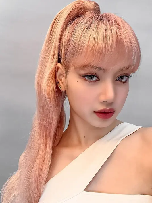 Mengawali tahun 2022, Lisa Blackpink memilih rambutnya menjadi panjang. Dalam akun Instagram ia memperlihatkan rambutnya dikuncir satu dengan memadukan dua warna, kuning hingga pink. (Foto: Instagram/@lisablackspink)
