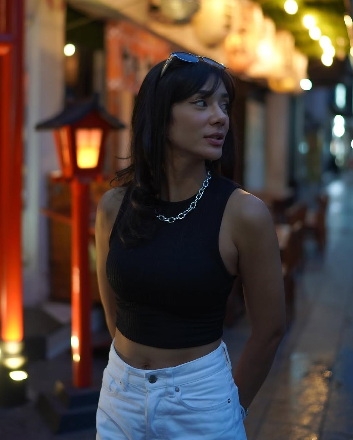 Potret Terbaru Fanny Ghassani, Cantik dengan Outfit Tank Top Crop Hitam