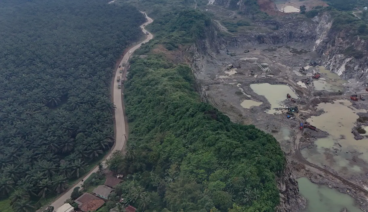 Rencana ini muncul sebagai evaluasi terhadap maraknya insiden longsor di area tambang yang diduga akibat kelalaian dalam pengelolaan tambang. (merdeka.com/Arie Basuki)