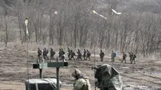 Tentara Korea Selatan berbaris ketika seorang tentara AS duduk di kendaraan militer selama latihan militer bersama di Paju, Korea Selatan, Kamis, 16 Maret 2023. (AP Photo/Lee Jin-man)