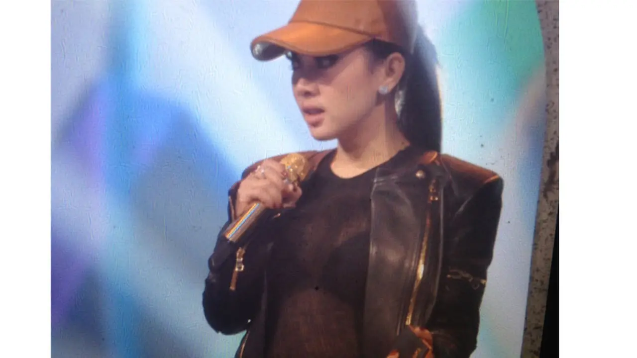 Kenakan Baju Tembus Pandang, Bra Syahrini Terlihat - ShowBiz Liputan6.com
