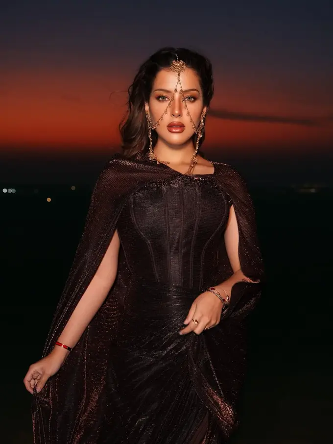 Pesona Tasya Farasya Bak Putri Dubai, Berpose di Padang Pasir Kenakan Gaun Elegan dan Face Chain