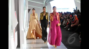 Sejumlah model memperagakan busana rancangan Poppy Dharsono pada ajang Indonesia Fashion Week 2015 di JCC Senayan, Jakarta, Kamis (26/2). (Liputan6.com/Panji Diksana)