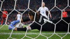 Kiper Swiss, Yann Sommer tampil cemerlang saat menahan Italia 0-0 dalam laga Kualifikasi Piala Dunia 2022 Grup C Zona Eropa di St Jakob-Park Stadium, Basel, Minggu (5/9/2021). Sejumlah peluang Italia berhasil dipatahkan termasuk eksekusi penalti Jorginho. (Foto: AFP/Fabrice Coffrini)