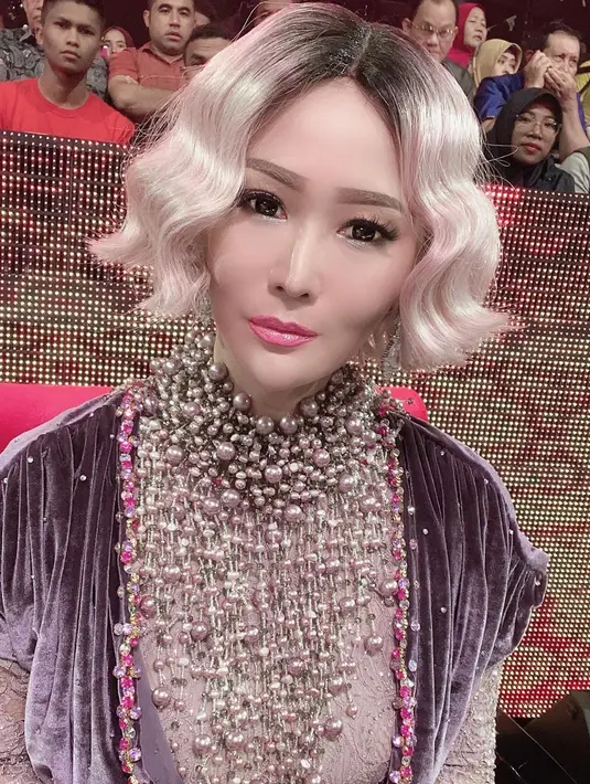 Inul juga tampil menawan dengan rambut pendek bergelombang dengan warna pirang. Aksesori yang ia kenakan makin memberinya kesan unik nan elegan. (Liputan6.com/IG/@inul.d)