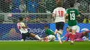 Pemain Inggris Jude Bellingham mencetak gol pertama timnya selama pertandingan sepak bola babak 16 besar Piala Dunia antara Meksiko dan Inggris di Mexico City, Minggu, 5 Juli 2026. (AP Photo/Ricardo Mazalan)
