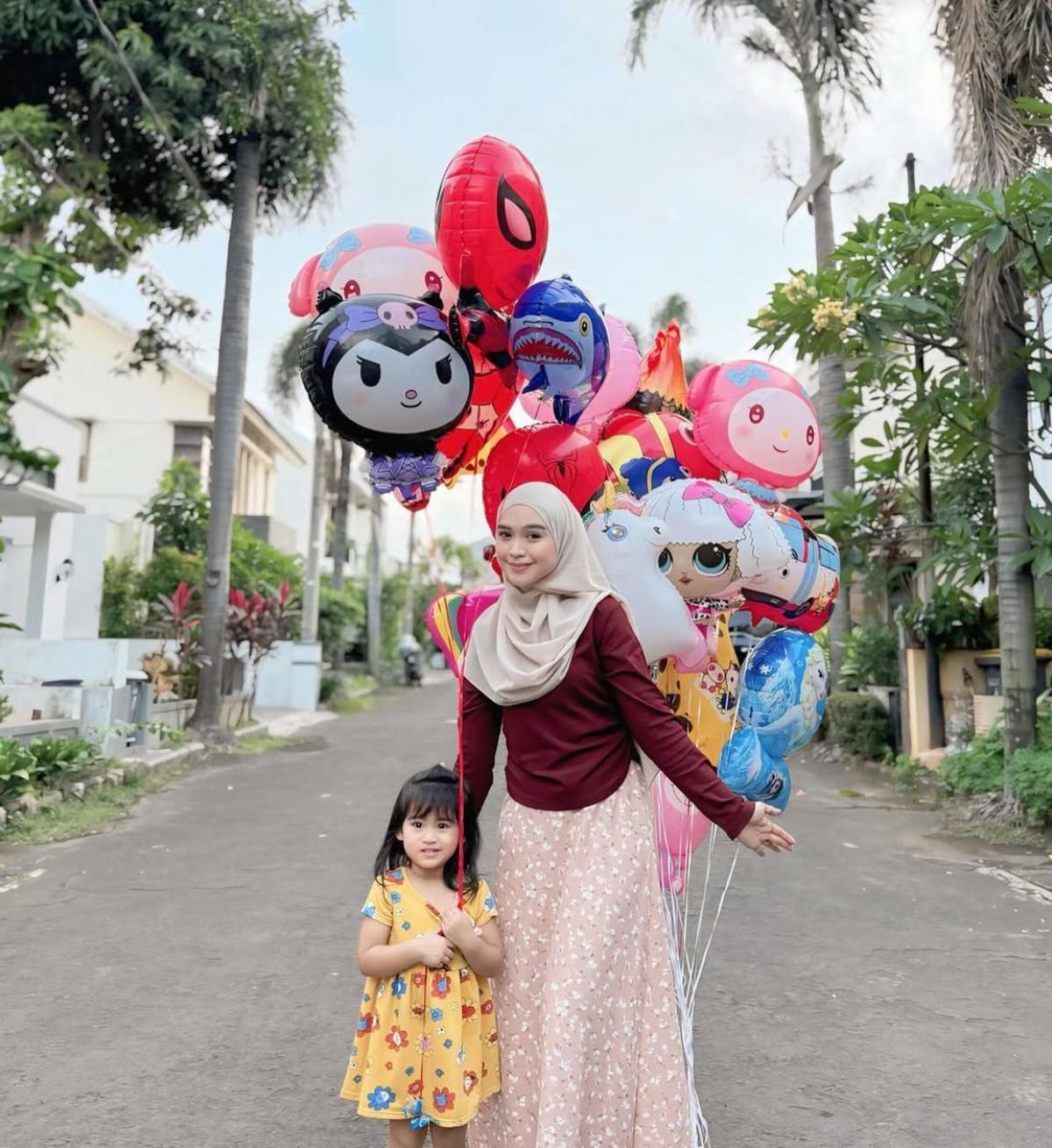 7 Potret Ria Ricis dan Moana, Momen Hangat Menjenguk Baby Yasmin Anak Shindy Putri