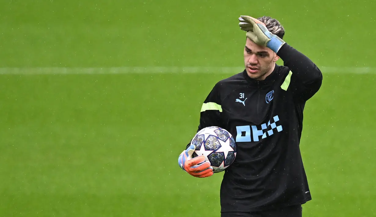 Penjaga gawang Manchester City Ederson menjalani sesi latihan di tempat latihan Manchester City di Manchester, Inggris, 13 Maret 2023. Manchester City akan menghadapi RB Leipzig pada pertandingan sepak bola leg kedua babak 16 besar Liga Champions. (Paul ELLIS/AFP)