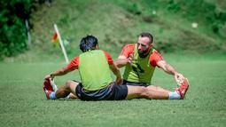 Tak jarang pemain seperti Sergio Silva memberikan arahan kepada pemain yang lebih muda seperti Figo Ramdani, Achmad Galih dan lainnya. (Bola.com/Iwan Setiawan)