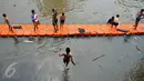 Anak-anak bantaran Sungai Ciliwung bermain dan berenang di aliran Sungai Ciliwung, Jakarta, Rabu (18/5/2016).Kondisi air sungai Ciliwung saat ini lebih bersih dari tumpukan sampah. (Liputan6.com/Yoppy Renato)