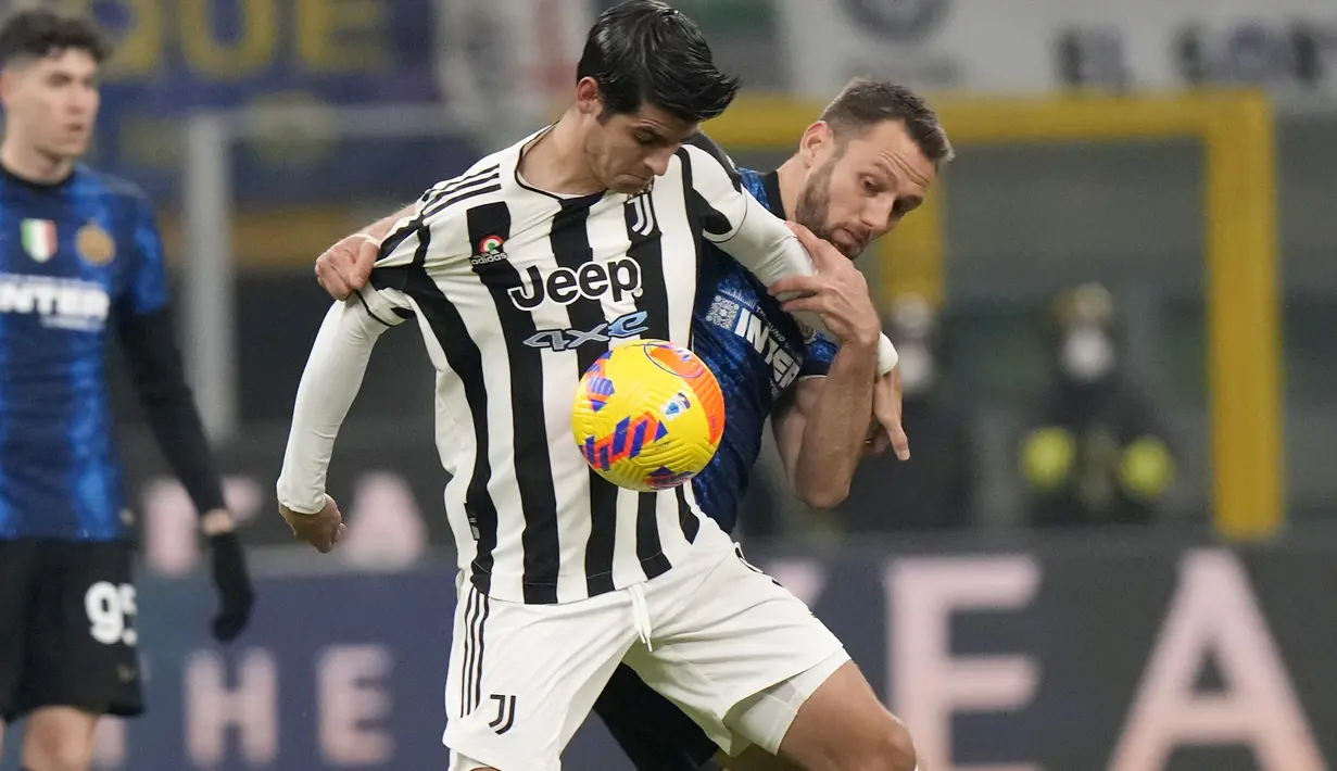 Penyerang Juventus, Alvaro Morata mengontrol bola dari kawalan bek Inter Milan, Stefan de Vrij  pada pertandingan final Piala Super Italia 2021 di Stadion San Siro di Milan, Italia, Kamis (13/1/2022). Inter Milan menang tipis atas Juventus 2-1 lewat perpanjangan waktu. (AP Photo/Luca Bruno)