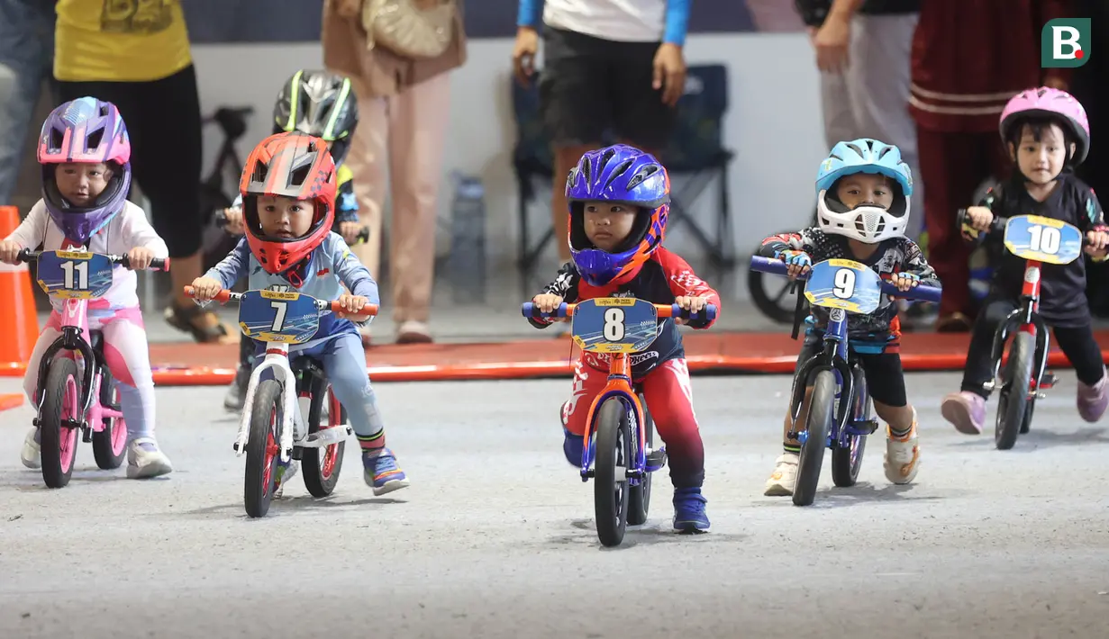 Sejumlah anak tampak antusias mengikuti acara balap sepeda anak Push bike di Pacific Garden Square, Alam Sutera, Tangerang Sabtu (30/3/2024). (Bola.com/M Iqbal Ichsan)