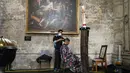 Seorang pria mogok makan menata rambutnya saat bersama yang lain menempati gereja Saint-Jean-Baptiste-au-Beguinage di Brussel, Senin (7/6/2021). Puluhan migran tanpa surat resmi dan yang telah menduduki gereja sejak Februari lalu telah memulai mogok makan sejak 23 Mei 2021. (AP Photo/Francisco Seco)