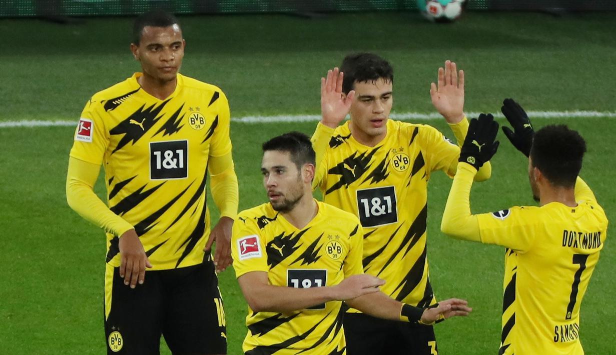 Para pemain Borussia Dortmund merayakan gol yang dicetak oleh Giovanni Reyna ke gawang Stuttgart pada laga Bundesliga di Stadion Signal Iduna Park, Minggu (13/12/2020). Stuttgart menang dengan skor 5-1. (AFP/Focke Strangmann)