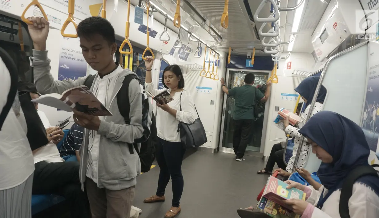 Masyarakat pengguna MRT tengah membaca buku yang disediakan disetiap stasiun MRT di Jakarta, Minggu (8/9/2019). Pemprov DKI Jakarta  meluncurkan ruang baca buku disetiap stasiun MRT untuk menumbuhkanminat baca masyarakat. (Liputan6.com/Angga Yuniar)