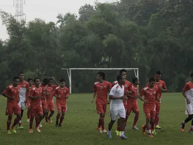 Para pemain Persija latihan perdana jelang babak 8 besar Piala Jenderal Sudirman di Lapangan Sawangan, Depok, Jawa Barat, Jumat (4/12/2015). (Bola.com/Vitalis Yogi Trisna)