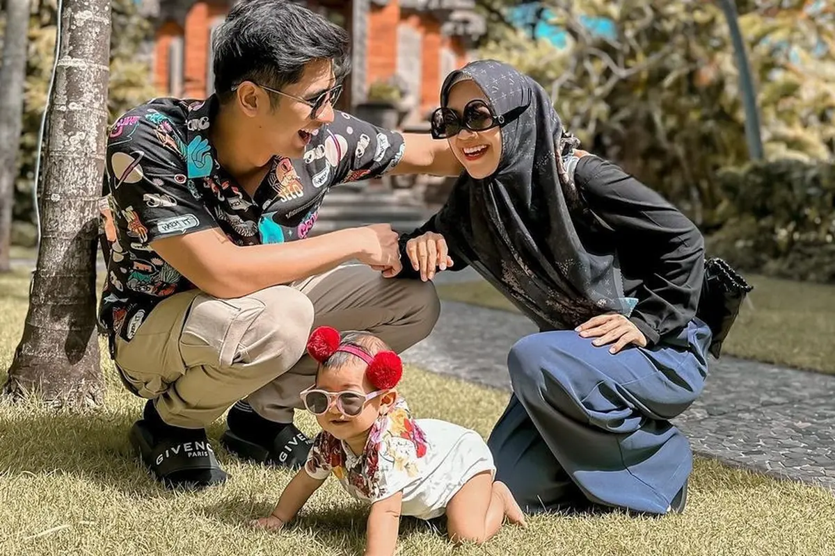 Ria Ricis, Teuku Ryan, dan Baby Moana. (Foto: Dok. Instagram @riaricis1795)