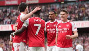 Pemain Arsenal, Viktor Gyokeres (kanan), merayakan gol bersama rekan setimnya dalam pertandingan Liga Inggris melawan Fulham di Emirates Stadium, Inggris, Sabtu (2/5/2026) malam WIB. (AP Photo/Kin Cheung)