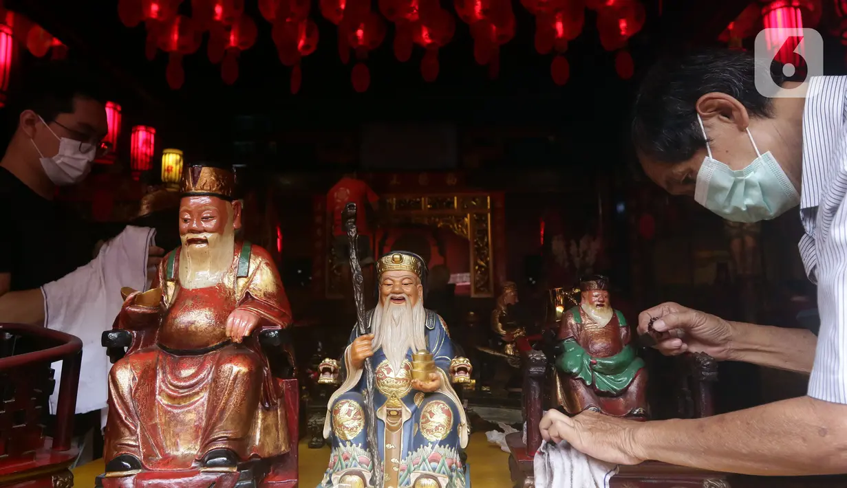 Warga keturunan Tionghoa melaksanakan tradisi membersihkan patung dewa-dewi atau rupang di Vihara Dhanagun, Kota Bogor, Rabu (27/1/2022). Proses pembersihan rupang ini biasa dilakukan sebagai tanda penyucian kembali sebelum merayakan dan memasuki Tahun Baru Imlek. (Liputan6.com/Helmi Fithriansyah)