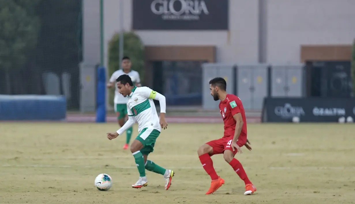 Kedua tim saling bergantian menguasai bola dan mencoba melakukan serangan ke pertahanan lawan. Namun, baik Timnas Indonesia yang dikomandoi oleh Evan Dimas dan juga Afghanistan sama-sama kesulitan mengembangkan permainan. (Dok. PSSI)